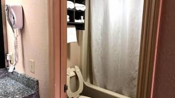 Combined shower/tub, free toiletries, hair dryer, towels