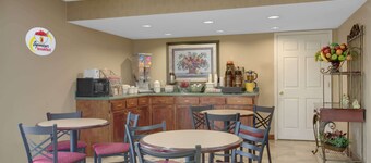 Super 8 by Wyndham Booneville