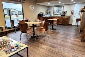 Lobby - Super 8 by Wyndham Booneville (Booneville)