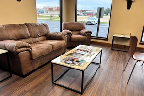 Lobby - Super 8 by Wyndham Booneville (Booneville)