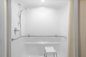 Quarto, 1 cama King, para não fumantes (Mobility) | Banheiro | Produtos de toalete grátis, secador de cabelo, toalhas de banho