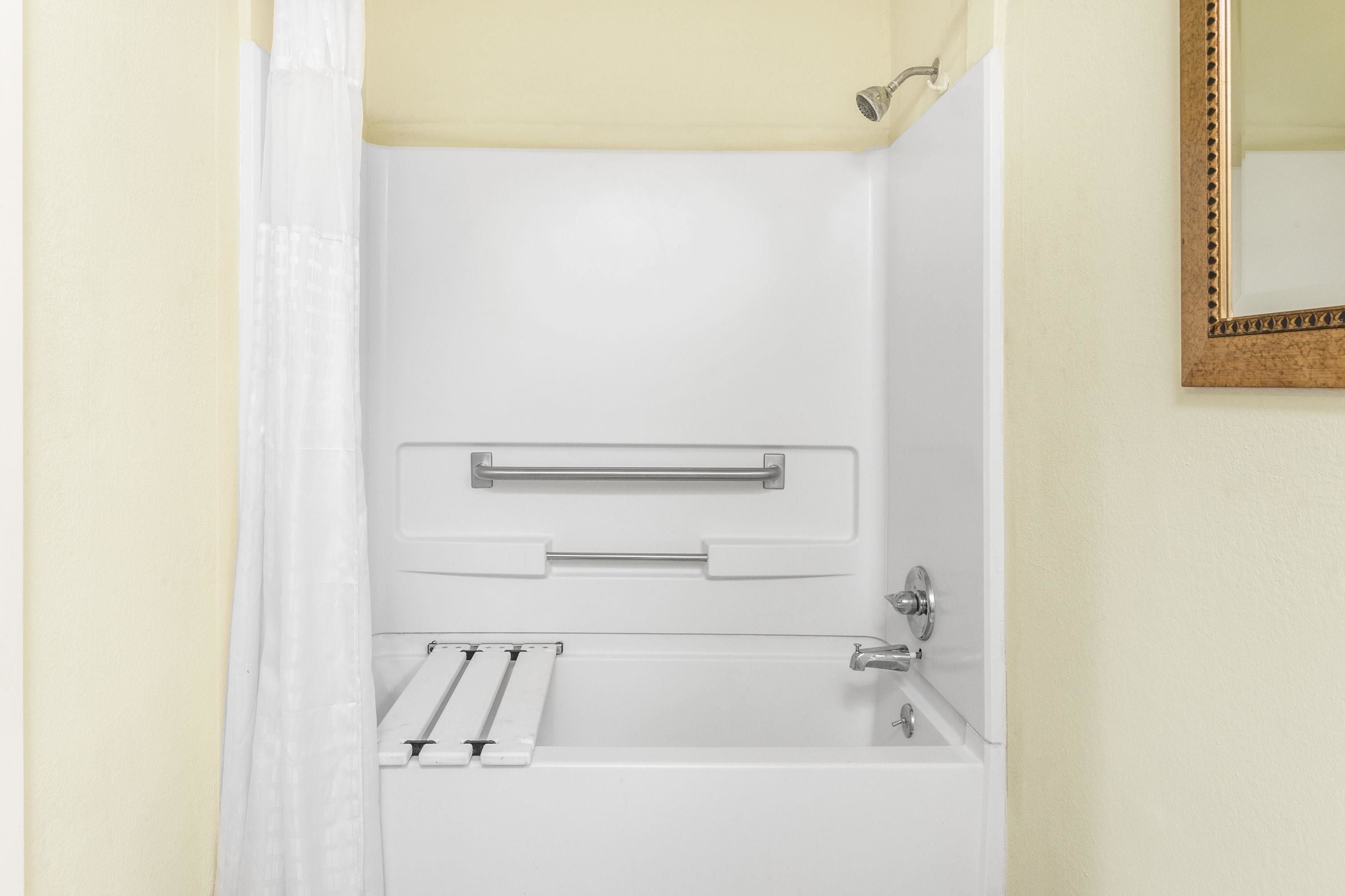 Un baño con bañera, ducha y toallero.