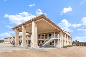 Un motel de varios pisos con una escalera central y balcones.