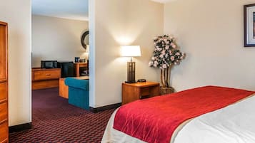 套房, 1 張特大雙人床, 非吸煙房 | 高級寢具、舒適加層、書桌、熨斗/熨衣板