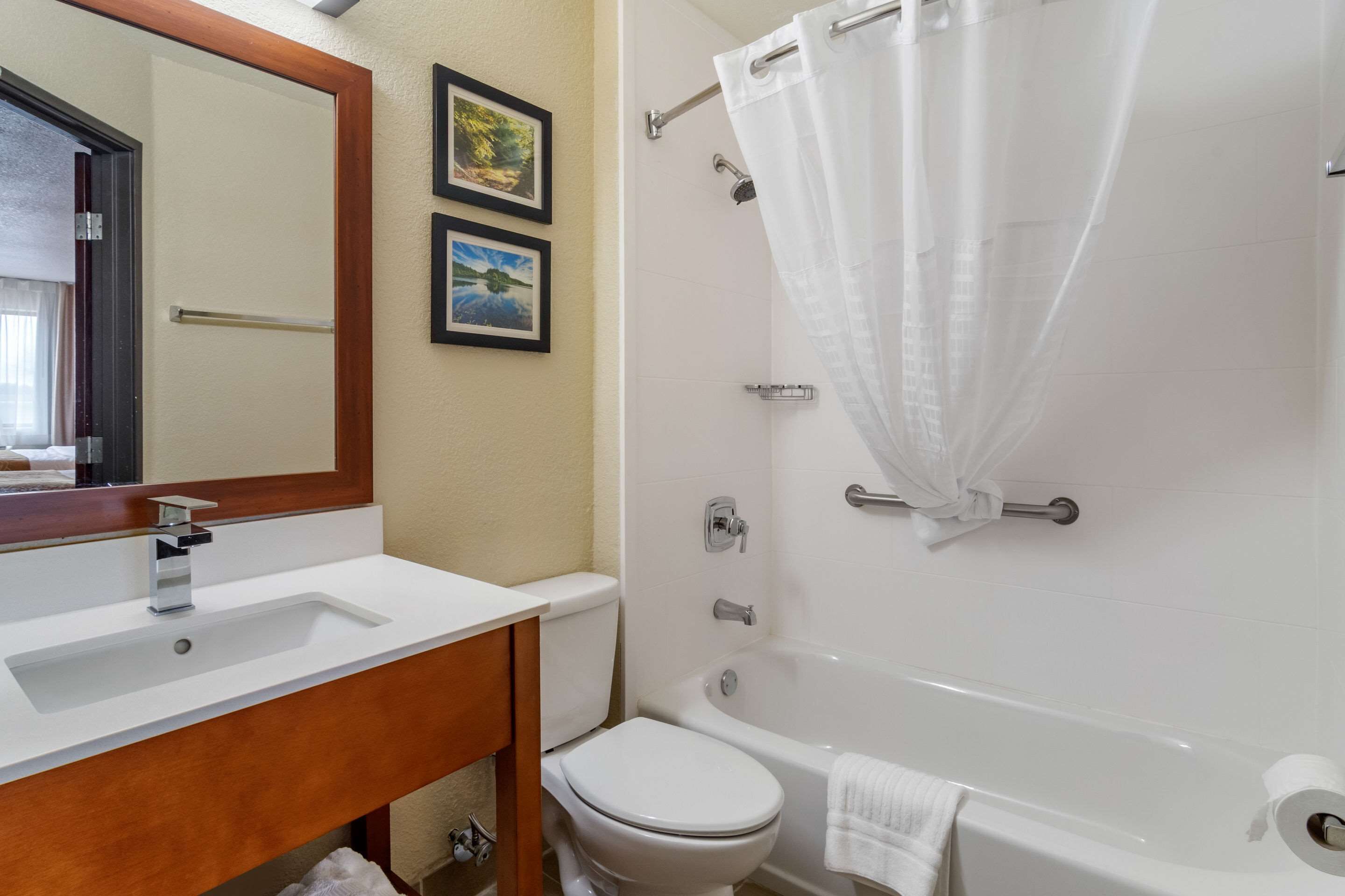 standard room, 2 queen beds, non smoking | bathroom | free toiletries, hair dryer, towels