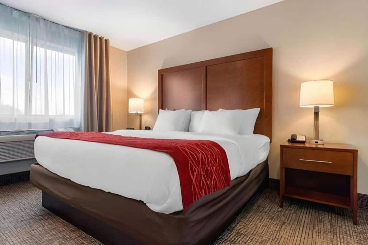 In-room safe, desk, laptop workspace, iron/ironing board