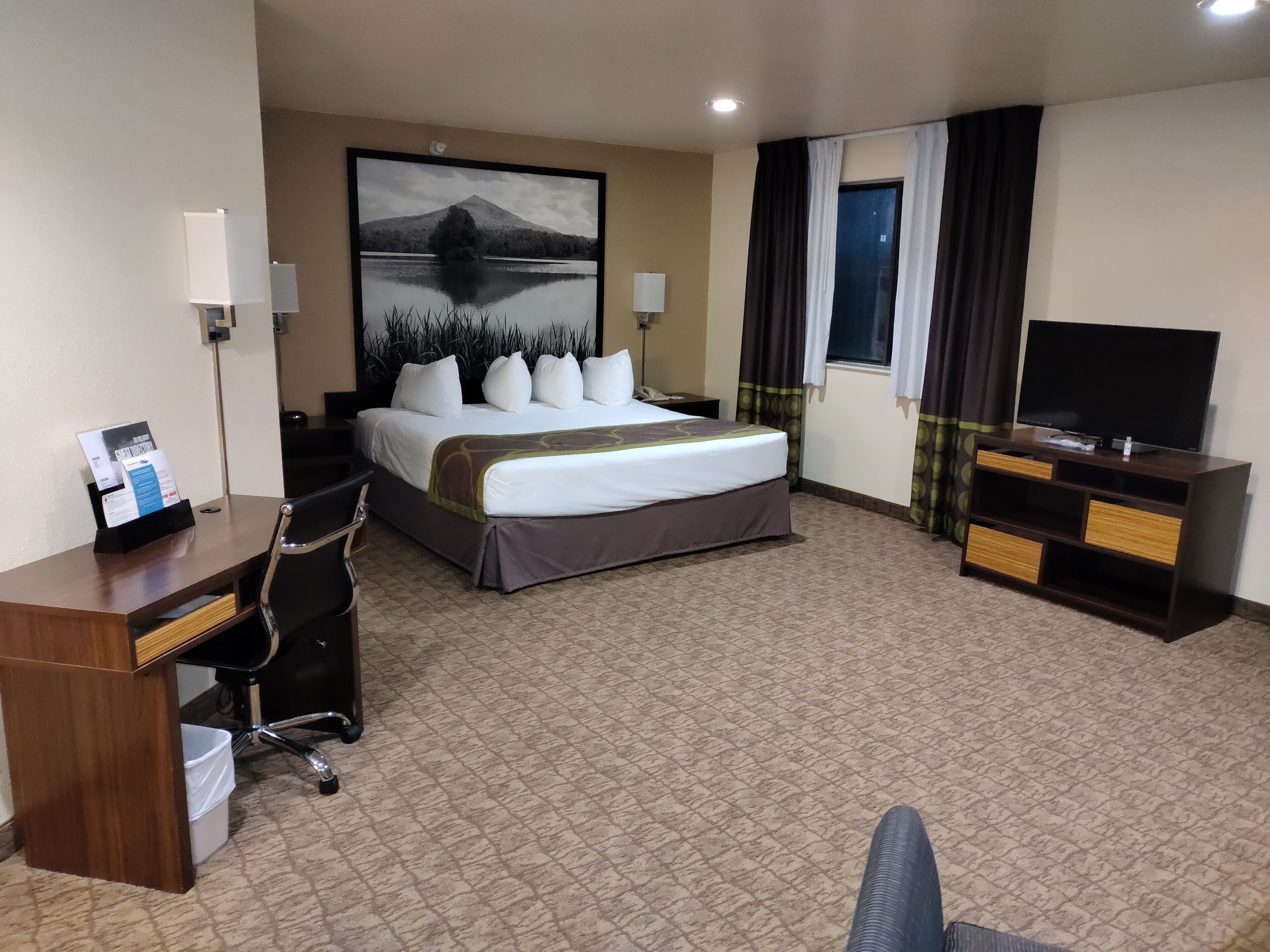 豪華開放式套房, 1 張特大雙人床, 非吸煙房 | 客房內保險箱、書桌、遮光布/窗簾、熨斗/熨衣板