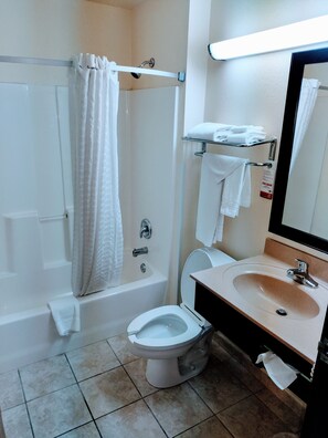 Standardzimmer, 2 Queen-Betten | Badezimmer | Duschwanne, Whirlpool, kostenlose Toilettenartikel, Haartrockner