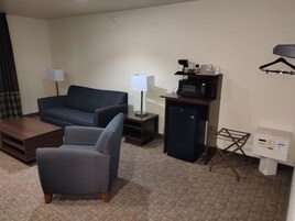 Deluxe Studio Suite, 1 King Bed, Non Smoking | In-room safe, desk, blackout drapes, iron/ironing board