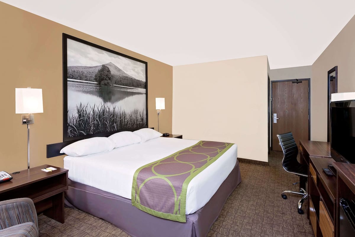 Standard Room, 1 King Bed | In-room safe, desk, blackout drapes, iron/ironing board