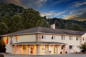 住宿正面 - 傍晚/夜晚