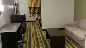 スイート クイーンベッド 1 台 | デスク、遮光カーテン、アイロン / アイロン台、ベビーベッド (無料)