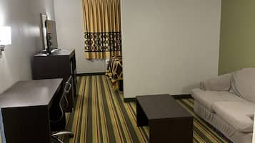 Bureau, rideaux occultants, fer et planche à repasser