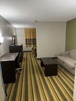 Escritorio, cortinas blackout y tabla de planchar con plancha 