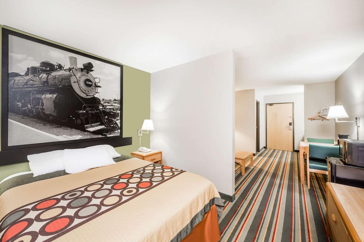 Bureau, rideaux occultants, fer et planche Ă repasser