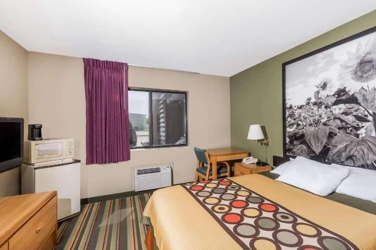 Bureau, rideaux occultants, fer et planche Ă repasser