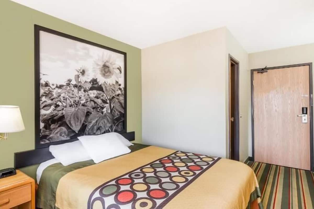 Bureau, rideaux occultants, fer et planche Ă repasser