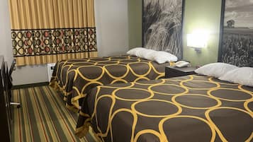 Habitación estándar, 2 camas Queen size | Escritorio, cortinas blackout y tabla de planchar con plancha