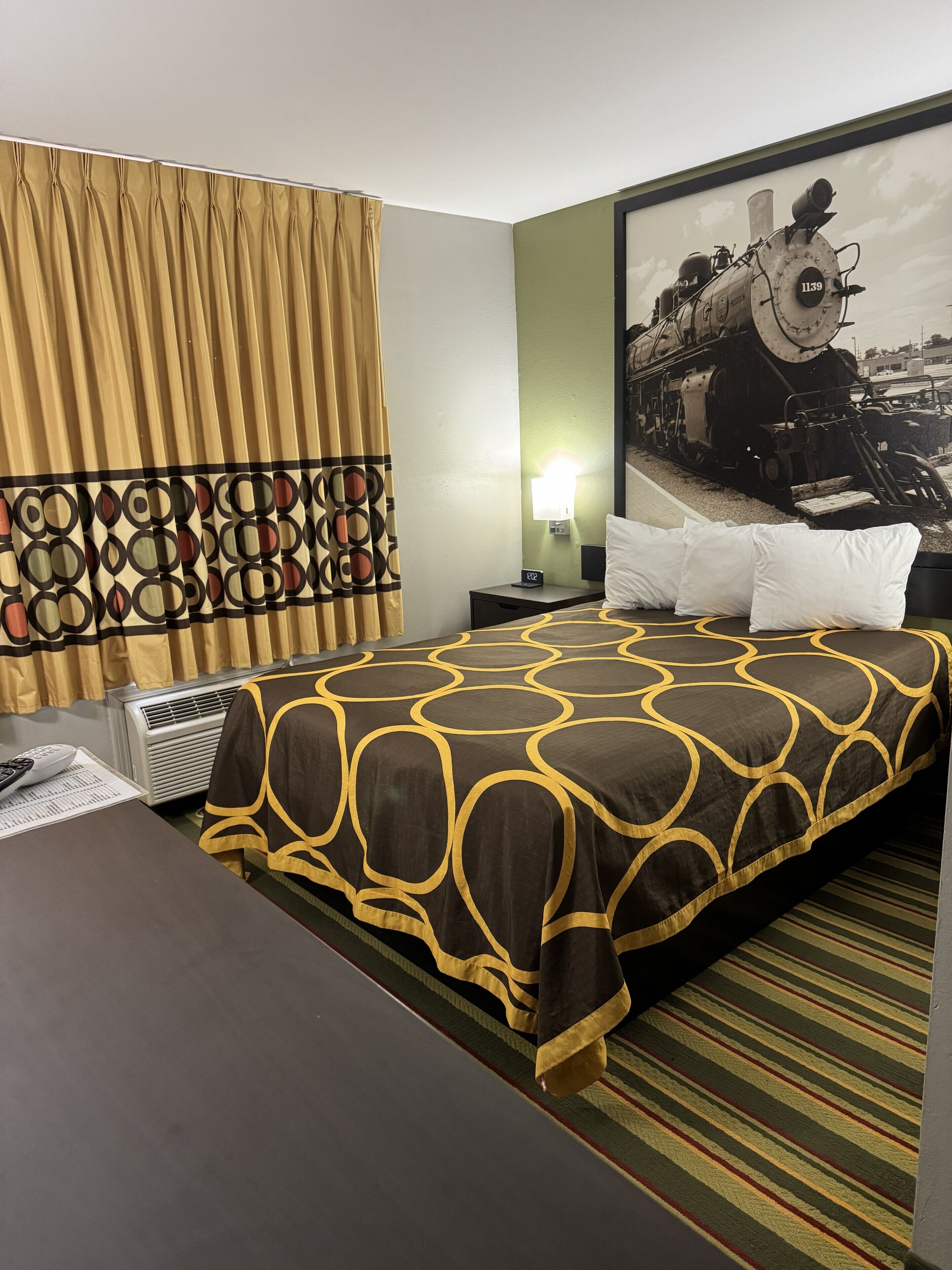 Skrivbord, mörkläggningsgardiner och strykjärn/strykbräda