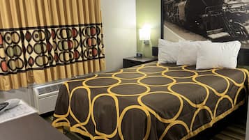 Skrivbord, mörkläggningsgardiner och strykjärn/strykbräda