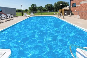 Una piscina al aire libre de temporada