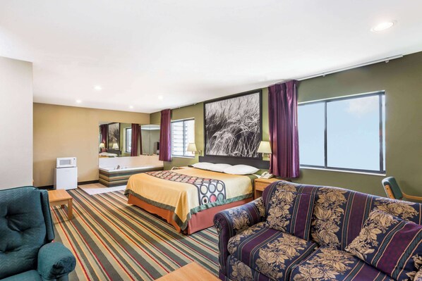 Suite, 1 King Bed, Non Smoking, Hot Tub | Desk, blackout drapes, iron/ironing board, free cribs/infant beds - Super 8 by Wyndham Chanute (Chanute)