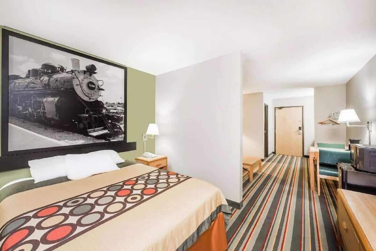 Bureau, rideaux occultants, fer et planche Ă repasser