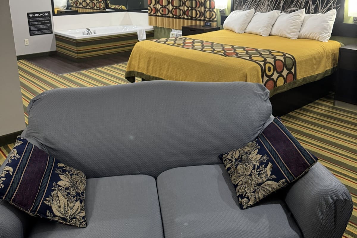 Suite, 1 King Bed, Non Smoking, Hot Tub