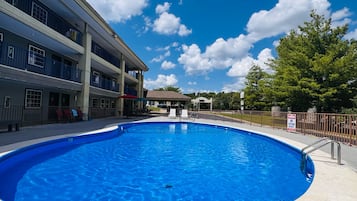 Piscine extérieure (ouverte en saison), parasols de plage