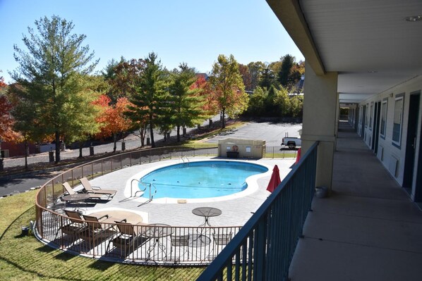 Una piscina al aire libre de temporada (de 10:00 a 23:00), sombrillas