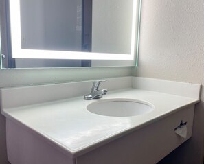 Premium bedding, desk, free cribs/infant beds, free WiFi