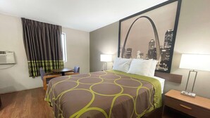 Hotelkamer met een bed, een bureau, een stoel, een nachtkastje, een lamp en een groot stadslandschap op de muur.