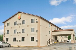 Front of property - Super 8 by Wyndham Eureka/Six Flags Nearby (Eureka)