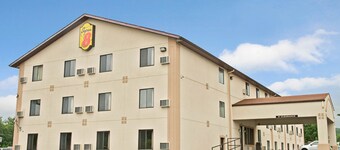 Super 8 by Wyndham Eureka/Six Flags Nearby