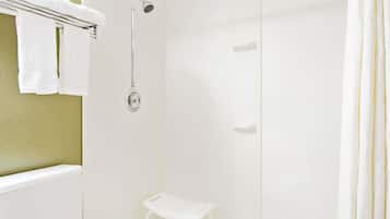 Chambre, 1 grand lit, accessible aux personnes à mobilité réduite, non-fumeurs | Salle de bain | Articles de toilette gratuits, serviettes fournies