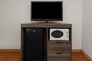 Standard Room, 1 King Bed | Desk, blackout curtains, free cots/infant beds, free rollaway beds