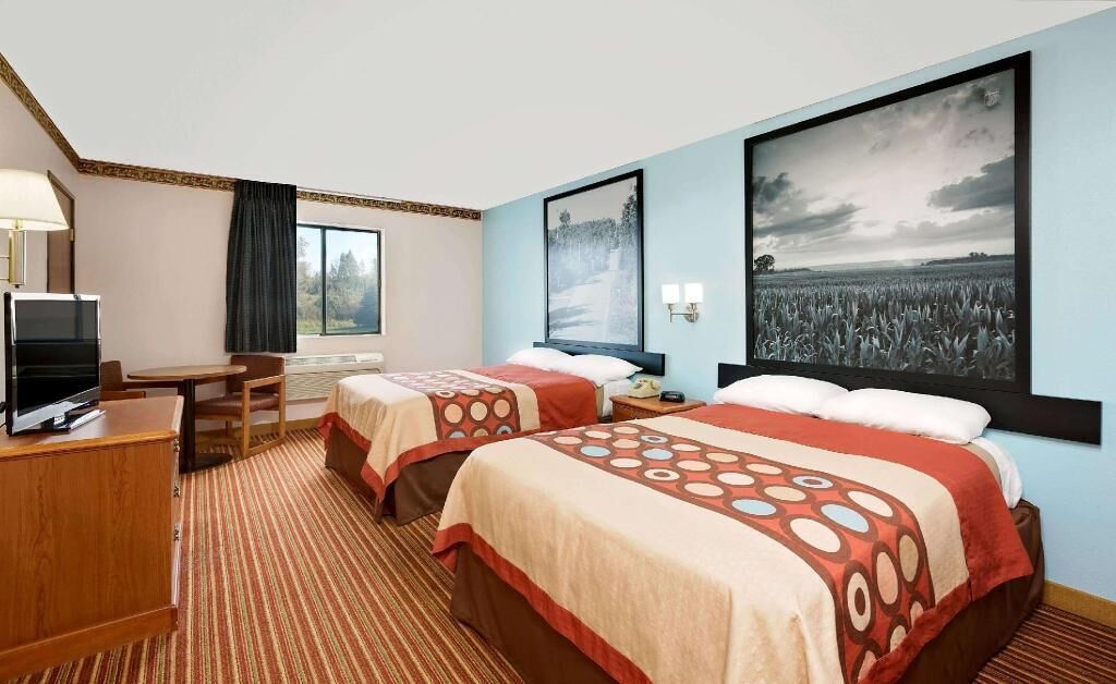 Escritorio, cortinas blackout, cunas gratuitas y camas extra gratis 