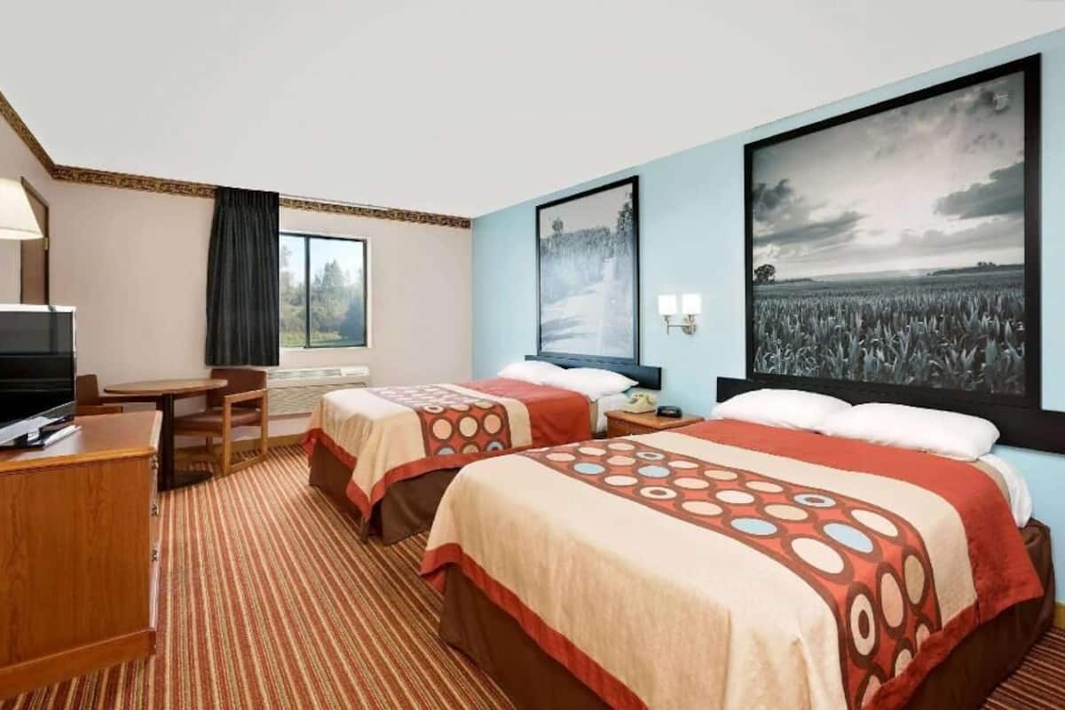 Escritorio, cortinas blackout, cunas gratuitas y camas extra gratis
