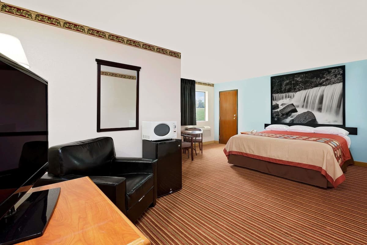 Suite, 1 King Bed, Hot Tub | Desk, blackout drapes, free cribs/infant beds, free rollaway beds