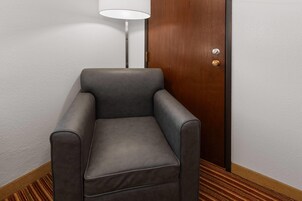 Standard Room, 1 Queen Bed | Desk, blackout drapes, free cribs/infant beds, free rollaway beds