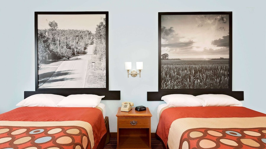 Super 8 by Wyndham Rock Port MO