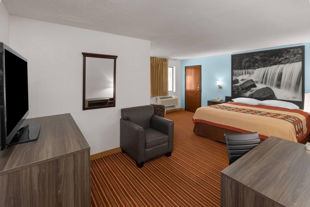 Suite, 1 très grand lit, bain à remous | Bureau, rideaux occultants, lits bébé (gratuits)