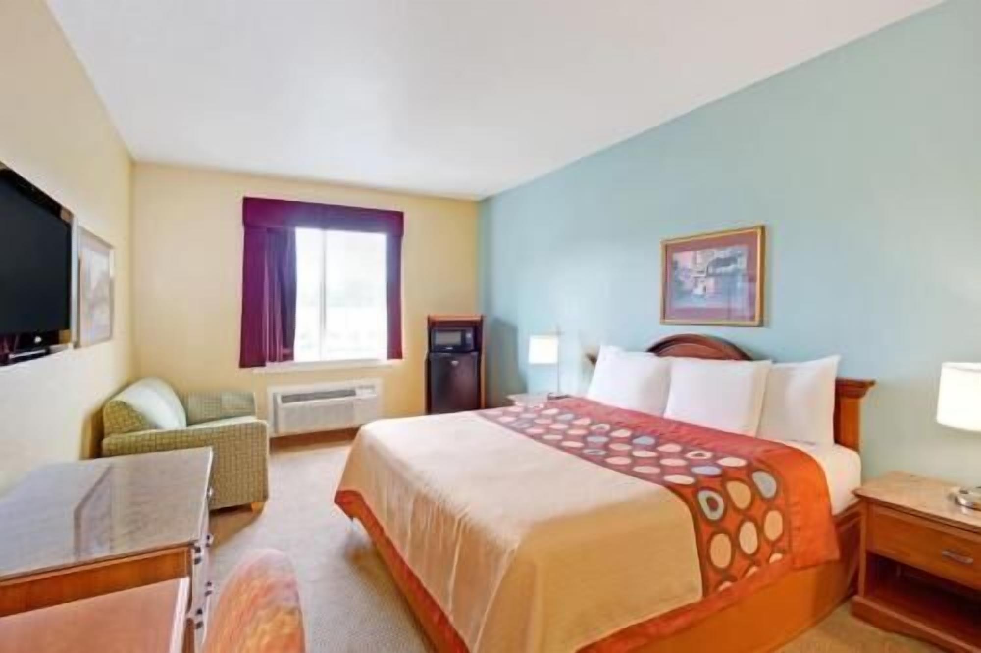 Muebles diferentes, escritorio, cortinas blackout y camas extra 