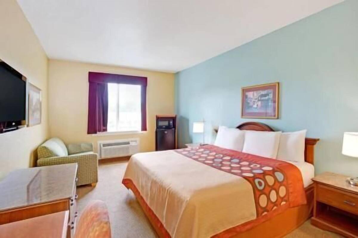 Muebles diferentes, escritorio, cortinas blackout y camas extra