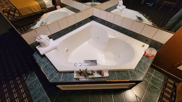 Suite Studio, 1 trĂšs grand lit, non-fumeurs, baignoire Ă jets | Salle de bain | Ensemble douche/baignoire, sĂšche-cheveux, serviettes fournies
