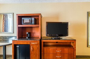 高級寢具、書桌、熨斗/熨衫板、摺床/加床 (收費)