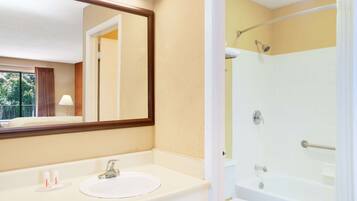 Combined shower/tub, hair dryer, towels