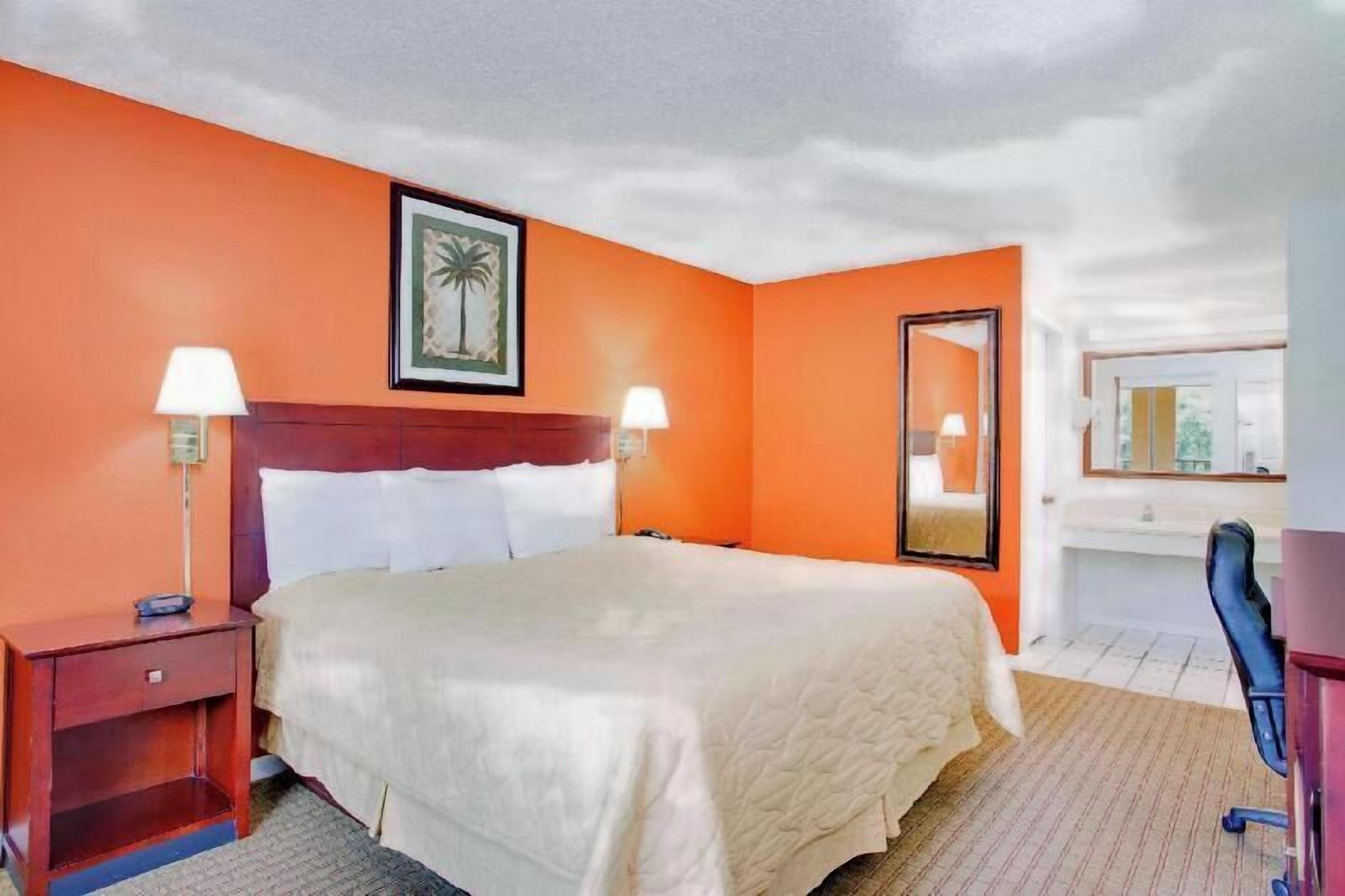 ผ้าม่านกันแสง, เตารีด/โต๊ะรีดผ้า, เปล/เตียงเด็กอ่อน (ฟรี)