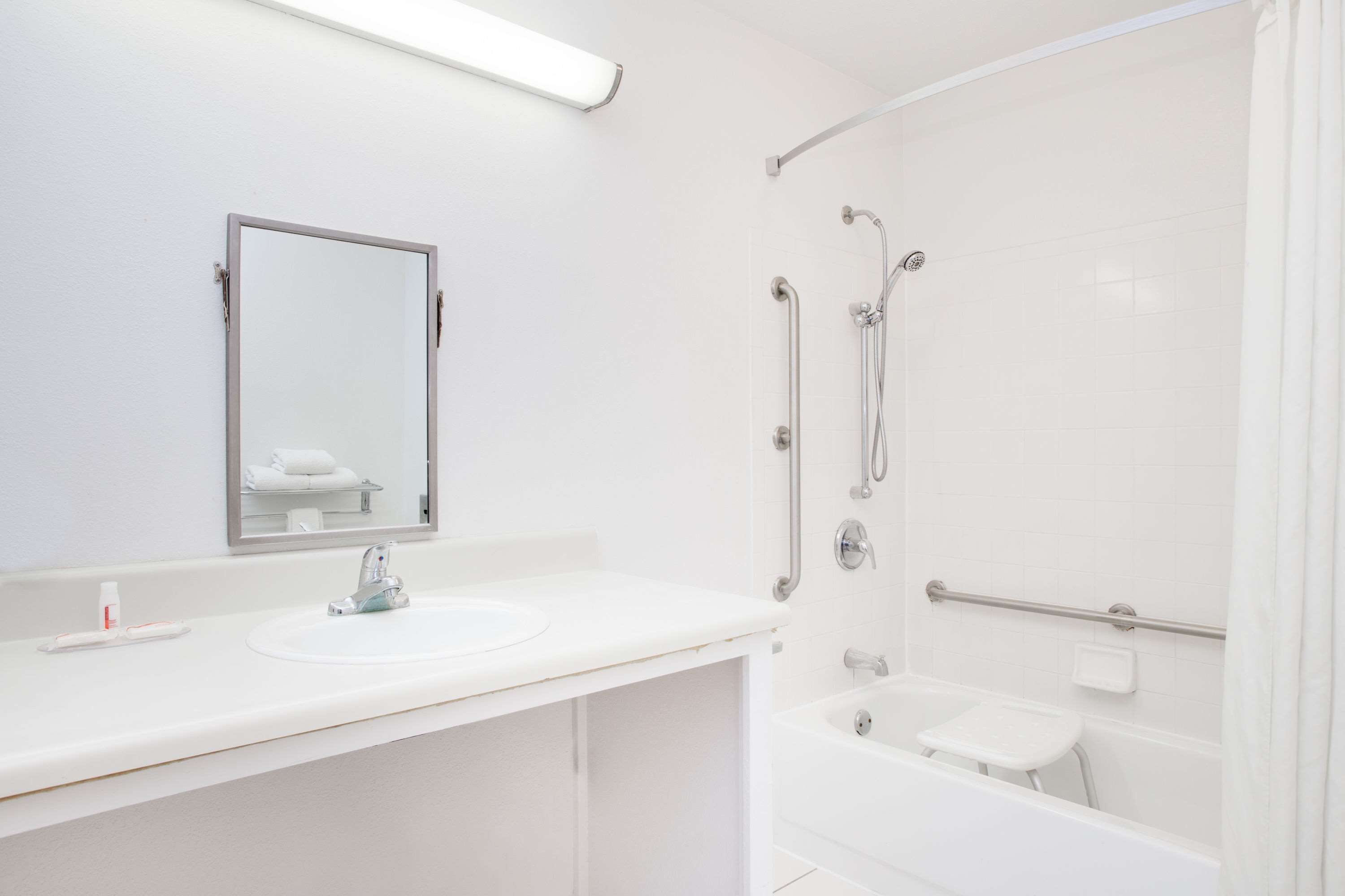 Combined shower/bathtub, hair dryer, towels