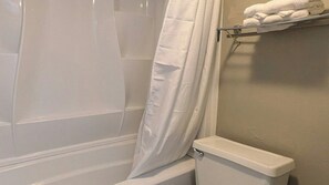 Chambre, 2 lits doubles, non-fumeur | Salle de bain | Ensemble baignoire-douche, séchoir à cheveux, serviettes fournies